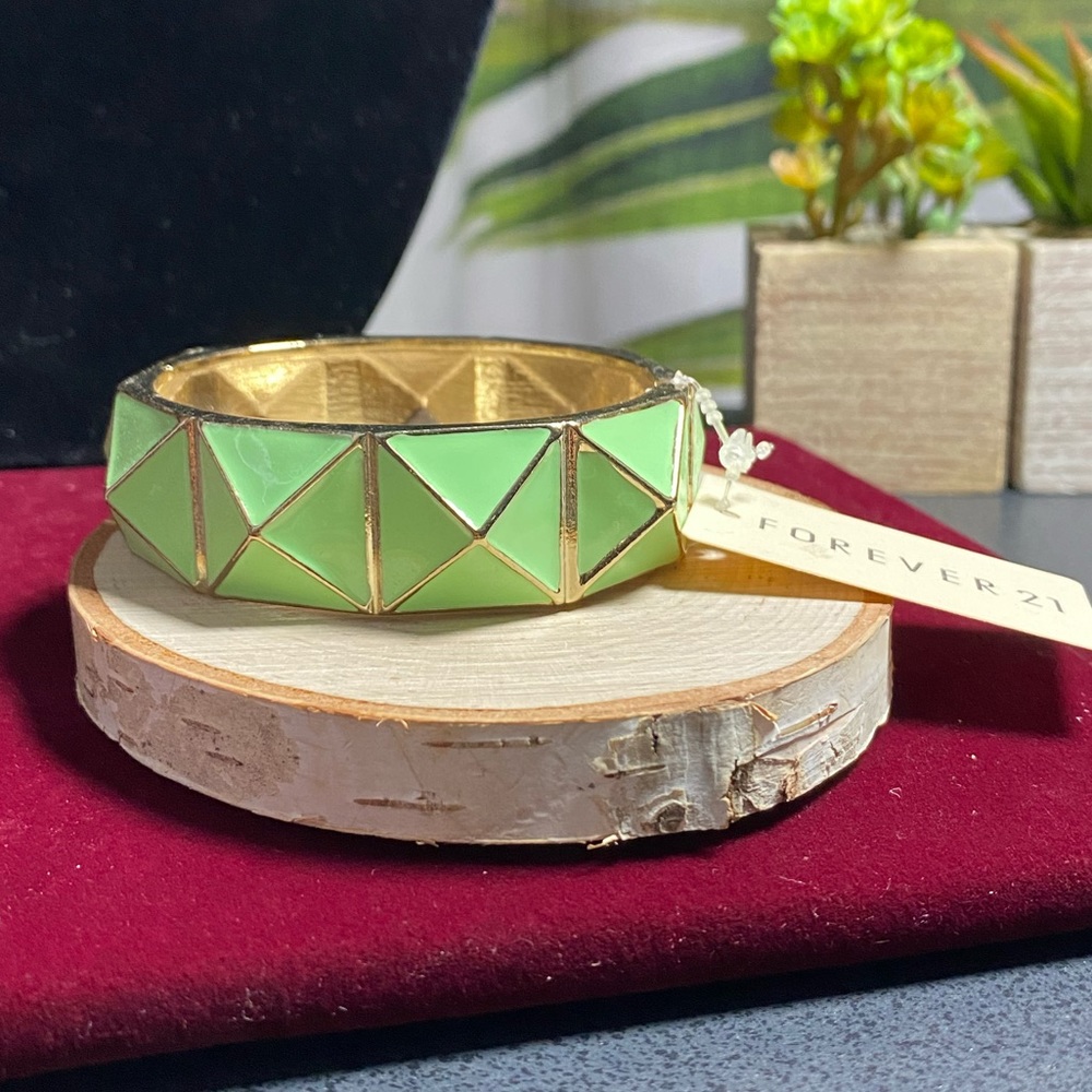 NWT Forever 21 Light Green Bracelet 💚✨